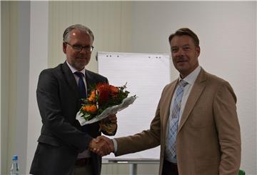 Henning Fricke verabschiedet Frank Holle (links)