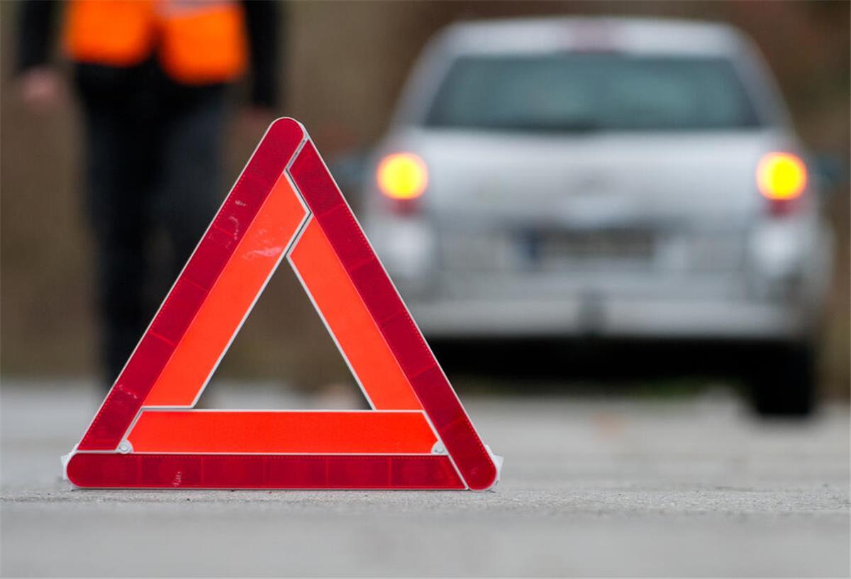Aus für Warndreieck – ab 2026 ist eine neue Lösung vorgeschrieben Ein Warndreieck steht auf einer Straße. Im Hintergrund ist ein Auto zu sehen. Ab 2026 darf das Warndreieck in Spanien nicht mehr genutzt werden, denn es gibt eine Alternative.