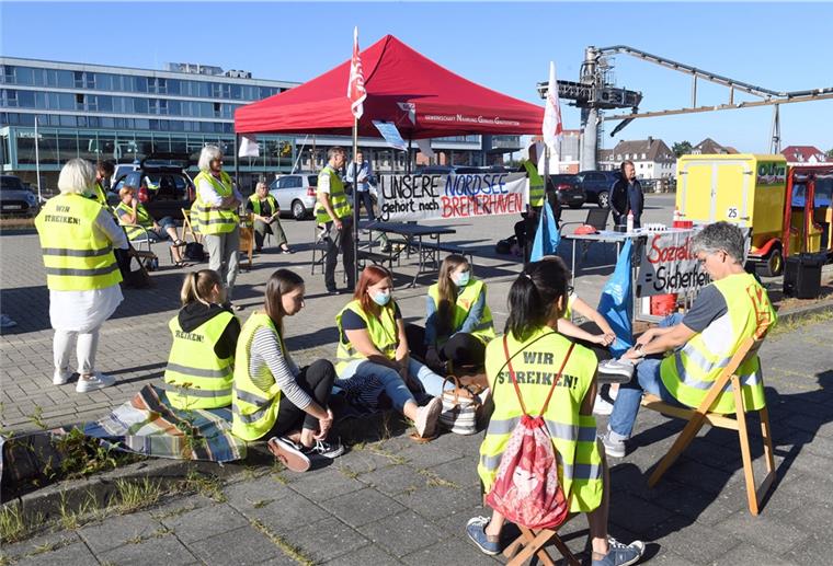 Warnstreik bei der „Nordsee“: Die Beschäftigten setzen sich für einen Sozialtarifvertrag ein. Die Unsicherheit ist groß. Foto Scheer