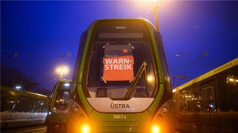In Hannover und Bremen stehen Busse und Bahnen still Warnstreik im Nahverkehr: Am Dienstag blieben viele Busse und Bahnen in den Depots. (Archivbild)