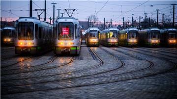 Warnstreik im Nahverkehr: Am Freitag sollen viele Busse und Bahnen in den Depots bleiben. (Archivbild)