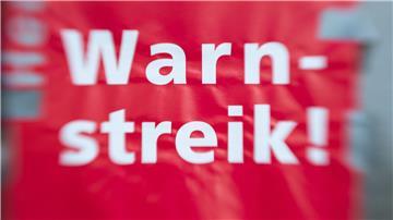 „Warnstreik!“ steht auf einem Schild.