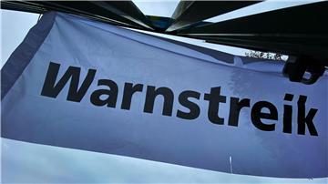 „Warnstreik“ steht auf einem Transparent.