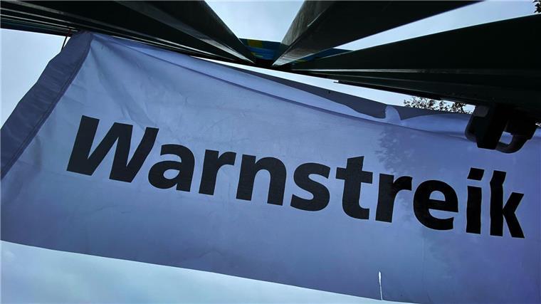 Warnstreiks im Handel in MV und Schleswig-Holstein „Warnstreik“ steht auf einem Transparent.
