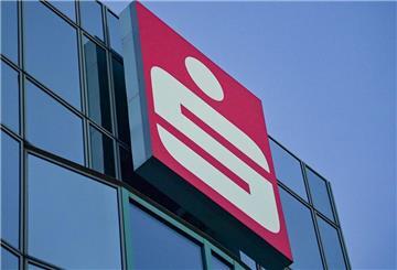 Ein nicht beleuchtetes Logo der Sparkasse an einer Glasfassade. Warnung an alle Sparkassen-Kunden! Betrüger versuchen, mit gefälschten E-Mails an die Daten der Kunden zu kommen.