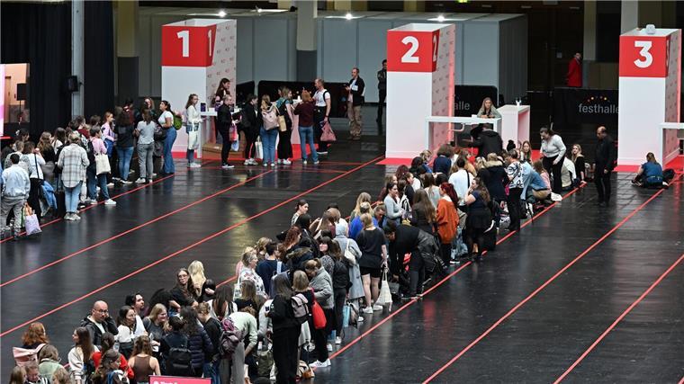 Stundenlanges Schlange-Sitzen für die Stars Warten auf Antonia Wesseling (links) und SenLinYu (rechts).