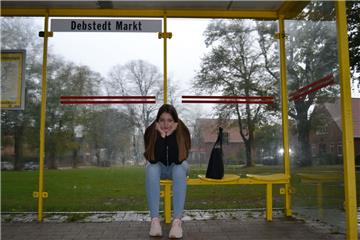 Warten auf den Bus: Wer täglich mit dem öffentlichen Nahverkehr vom Dorf in die Stadt fährt wie Paula Böltes, weiß, wie schwierig das ist.