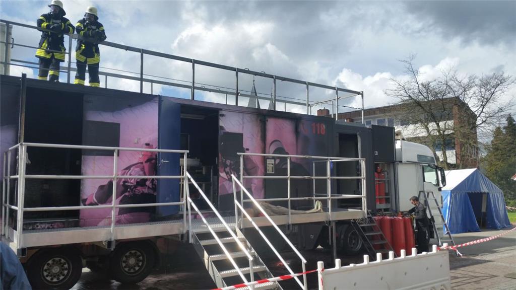 Warten auf den Einstieg von oben in den Heisscontainer, der von Freitag bis Sonn...