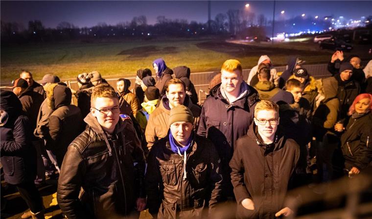 Bremerhaven: Hunderte Feuerwerkfans erobern Kracherparadies Warten für den Silvesterspaß: Kurz vor 6 Uhr war die Warteschlange am Überseering weit mehr als 100 Meter lang.
