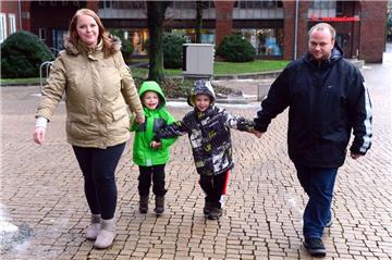 Warten seit über einem Vierteljahr nach ihrer Rückkehr aus den USA auf einen Termin für den Schuleignungstest (von links): Claudia,  Jayden, Jameson und Dean Griesinger. Foto Scheer