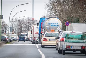 Stau vor dem Wertstoffhof der Bremerhavener Entsorgungsbetriebe (BEG) 