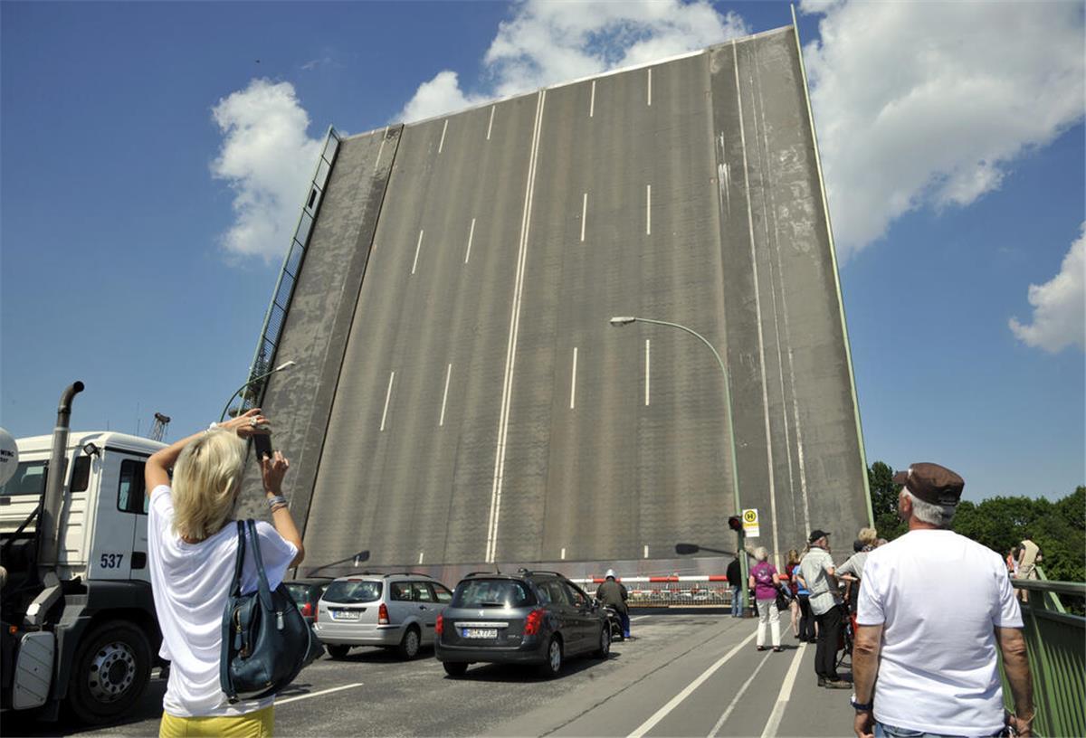 Bremerhaven betroffen: Frühmorgens am 4. April wird die Kennedybrücke für Wartung geschlossen. Planen Sie Ihre Fahrt, um Verzögerungen zu vermeiden.