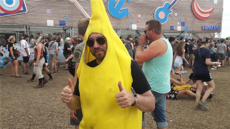 Warum als Banane? Das weiß Rouven aus Bremerhaven auch nicht so genau. "Einfach nur so", sagt er beim Deichbrand. Foto: Gassner
