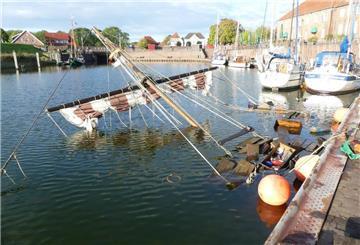 Ein nachgebautes Wikingerschiff sinkt im Hafen von Hooksiel im Landkreis Friesland. 
