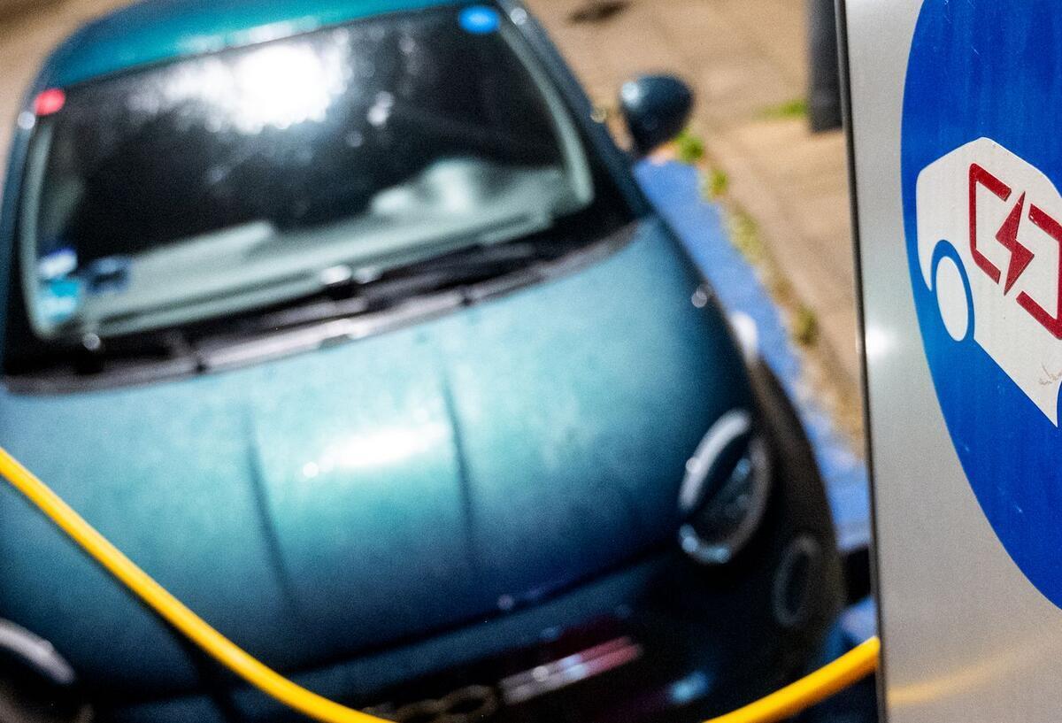 Mehr Reichweite beim E-Auto: Diese 5 Tipps helfen wirklich Ein E-Auto wird an einer Ladesäule geladen.