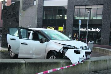 Warum hat der Fahrer sein Auto in die Menschenmenge gesteuert? Die Suche nach dem Motiv geht weiter.