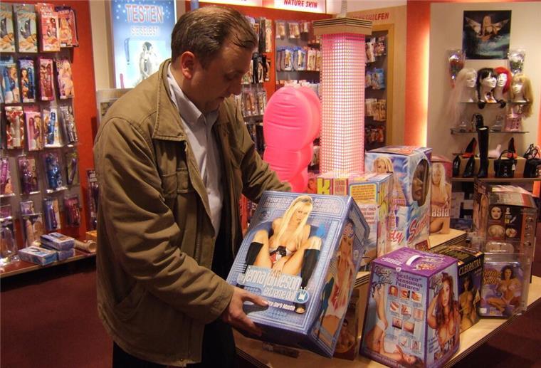 Schmuseduell und mehr: Auch Bremerhavener suchen nach Schnappern in der Erotikbranche Warum nicht mal in einem Erotik-Fachgeschäft nach einem passenden Weihnachtsgeschenk suchen?
