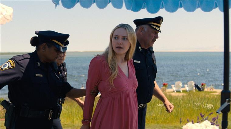 Warum wird Dakota Fanning alias Abby Winbury abgeführt? Antworten gibt es in der hochkarätigen, prominent besetzte Krimiserie „Ein neuer Sommer“ auf Netflix.
