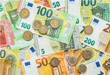 Geldscheine und Münzen.  Was bleibt von 2.000 Euro Rente im Monat? Nach Steuern und Abgaben oft deutlich weniger – das Netto überrascht viele.