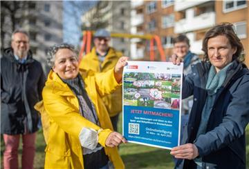 Was Bremerhaven auf Spielplätzen macht haben (von links): Gartenbauamtsleiter Thomas Reinicke, Planerinnen Usha Naskar, Startrat Dr. Ulf Eversberg, sowie die Planerinnen Frauke Uhe und Landschaftsarchitektin Irene Jatzkowski vorgestellt. Foto: Hartmann