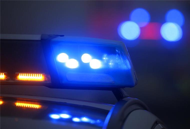 Nackter Mann zerstört Taxi in Bremerhaven und wird von Polizei gestellt Ein Polizeiauto mit eingeschaltetem Blaulicht.