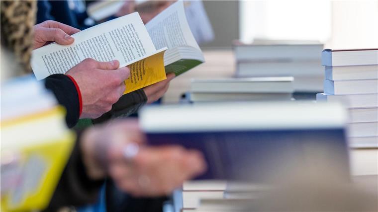 Media Control will mit KI Buchverkäufe besser vorhersagen Was ein Bestseller wird, soll bald eine KI vorhersagen. (Archivbild)