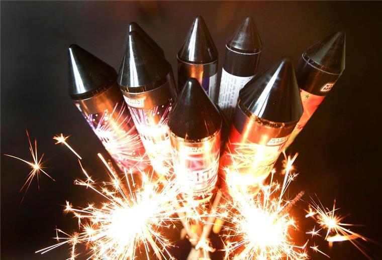 Krach mit Ansage: Deutschland diskutiert über Böller-Aus Vor Silvesterraketen werden Wunderkerzen abgebrannt
