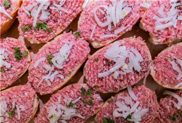 Schweinemett hat sich vom Frühstücksbrötchen zum Kultobjekt entwickelt – mit eigener Hotline und Karnevals-Flatrate.