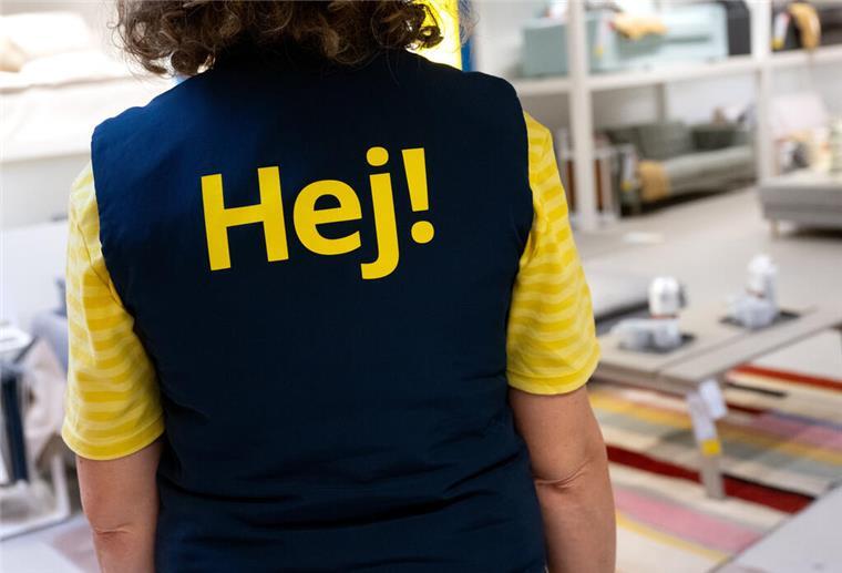 Eine Mitarbeiterin von IKEA steht in der Ausstellungsfläche in einer Filiale.