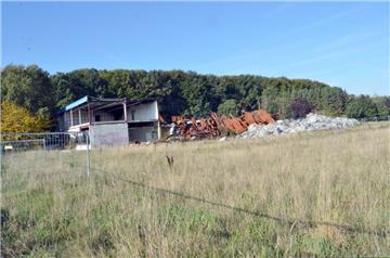 Was erwartet uns in den Hallen die beim Brand stehen geblieben sind? Das würden Investoren, die Interesse am ehemaligen Sörgel Gelände im Gewerbegebiet Am Wedenberg in Loxstedt haben gerne wissen, bevor sie bei der Zwangsversteigerung mitbieten. Das aber ist nicht so einfach