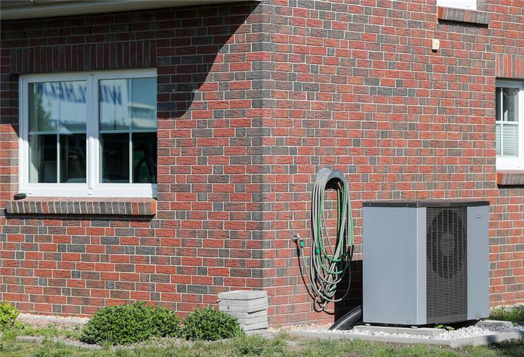 Was früher im Heizungskeller stand, findet sich heute im Garten: Wärmepumpen werden immer beliebter zum Heizen.