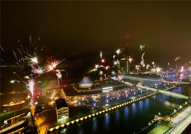 Silvester am Deich: Bremerhavener lassen es mächtig krachen Was für ein bunter Jahreswechsel: Der Blick vom Columbus-Center auf Havenwelten und Deich war atemberaubend.
