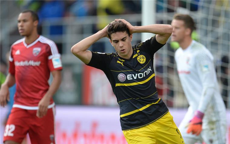Was für ein Krimi: Da kann sich Marc Bartra (Borussia Dortmund) nur an den Kopf fassen.
