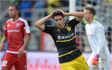 Was für ein Krimi: Da kann sich Marc Bartra (Borussia Dortmund) nur an den Kopf fassen.