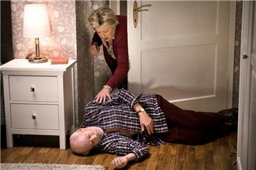 Was für ein Schock für die Fans der Lindenstraße: In der Jubiläumsausgabe stirbt einer der beliebtesten Bewohner - Erich. Gefunden wird er von Helga Beimer. Foto dpa