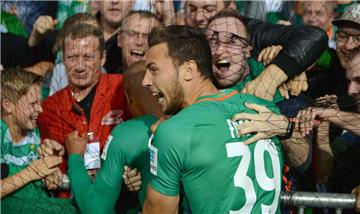 Was für eine Freude: Theodor Gebre Selassie fiert mit Lukas Fröde bei den Fans d...