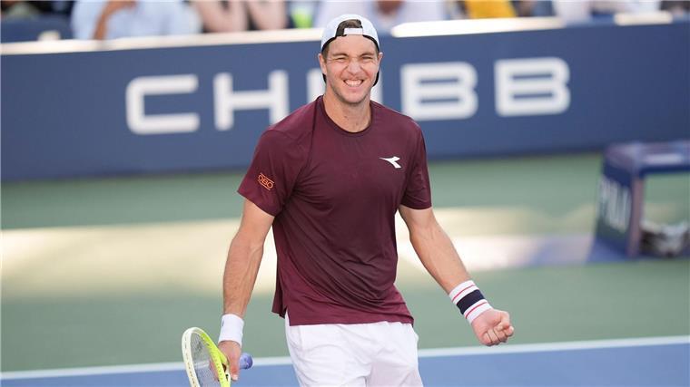 Grandioser Struff erreicht Achtelfinale gegen Djokovic Was für eine Überraschung: Jan-Lennard Struff freut sich über seinen Achtelfinaleinzug.