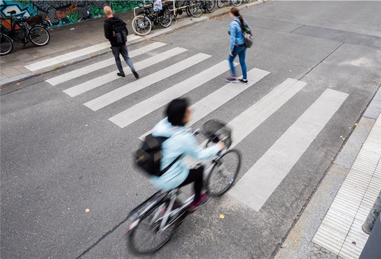 Was gilt als Radfahrer am Zebrastreifen zu bechaten?