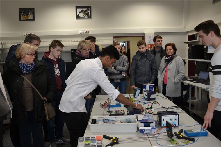 Zeven: Schüler des Kivinan informieren über Bildungsgänge Was im Physikunterricht im Beruflichen Gymnasium Technik so alles auf dem Stundenplan steht, zeigten Schüler den Besuchern im IT-Raum. So gab es nicht nur viele Informationen, sondern auch einige Vorführungen.