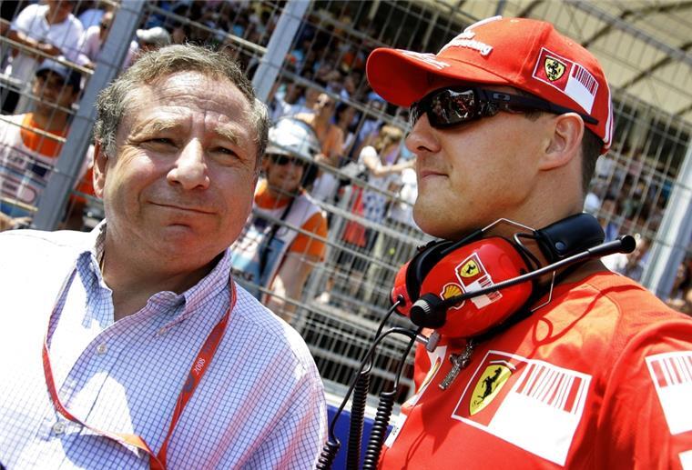 Jean Todt (links) steht neben Michael Schumacher.