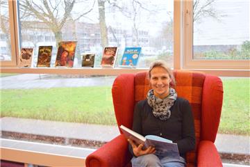 Was kann es Besseres geben, als ein gutes Buch und ein gemütlicher Lesesessel? Nicole Hoyer, Angestellte der Stadtteilbibliothek Leherheide, zeigt, wo es sich Besucher bequem machen können.