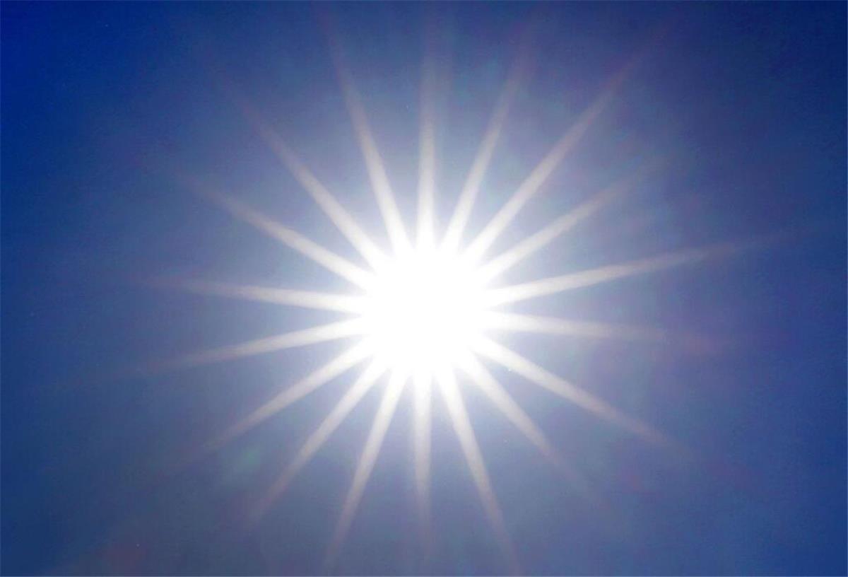 Die Sonne strahlt von einem wolkenlosen Himmel. 