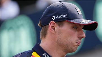 Was mit seiner Strafe ist, weiß Verstappen auch nicht so recht. 