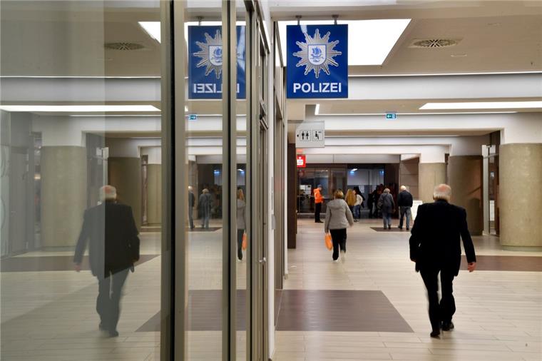 Bremerhavener Polizei hat noch kein Konzept für neue Organisation Was passiert mit den Beamten in den Polizeirevieren Bremerhaven-Mitte und -Leherheide?