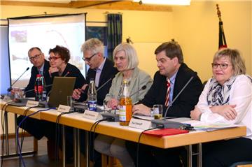 Was rollt auf Loxstedt zu? Über die Küstenautobahn sprachen (von links): Loxstedts Bürgermeister Detlef Wellbrock, Daniela Behrens (SPD), Staatssekretärin im Landesqirtschaftsministeriumr, Christian Döscher und Barbara Fixy von der NORDSEE-ZEITUNG, Enak Ferlemann (CDU), Staatssekretär im Bundesverkehrministerium, Eva Viehoff (Grüne), stellvertretende Landrätin.