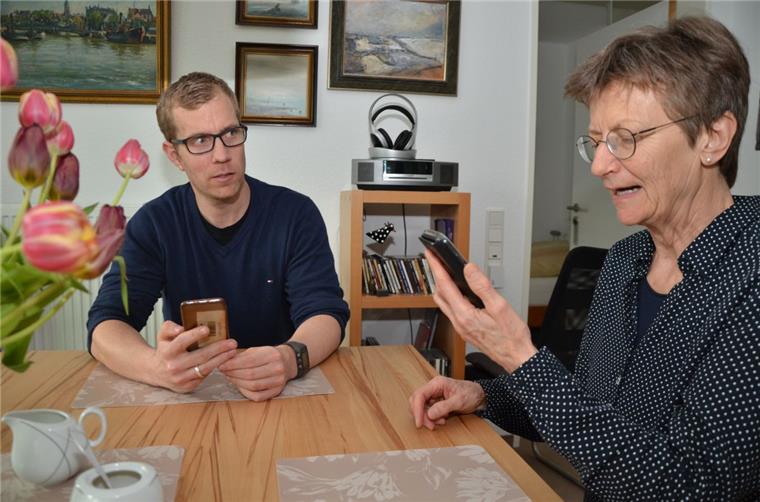 Was seine Mutter Ingrid spricht, hört Jan Parpart nicht. Das übernimmt das Smartphone. Er kann dank der Spracherkennung der „Ava“-App auf seinem Smartphone nachlesen, was sie gesagt hat. „Das Smartphone ist unabdingbar“, sagt er. 