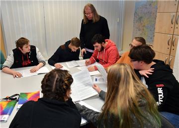 Was sind Mieter-Rechte und Pflichten? Ralf Böttjer geht mit Jugendlichen aus dem Hauswirtschafts- und dem Metallkurs an der Schule für Berufliche Bildung einen Mietvertrag durch.