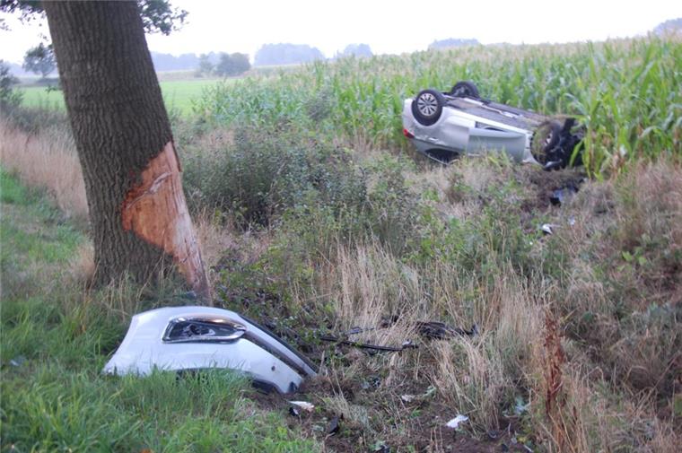 Geestland: Autofahrer (22) überschlägt sich Was spektakulär aussieht, ging zum Glück glimpflich aus: Ein Autofahrer ist in Geestland einem Reh ausgewichen und gegen einen Baum geprallt. Der Fahrer blieb aber unverletzt.