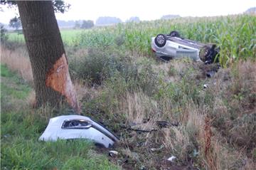 Was spektakulär aussieht, ging zum Glück glimpflich aus: Ein Autofahrer ist in Geestland einem Reh ausgewichen und gegen einen Baum geprallt. Der Fahrer blieb aber unverletzt.