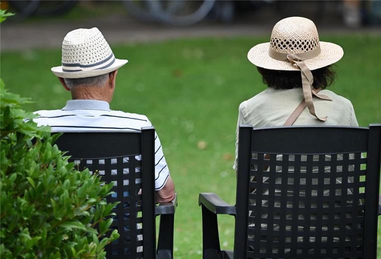 Ein älteres Paar verfolgt im Kurpark das Konzert eines Schulorchesters. Was tun, wenn die Rente im Alter nicht reicht? Der Vorschlag eines sogenannten „Boomer“-Solis sorgt derzeit für hitzige Diskussionen.